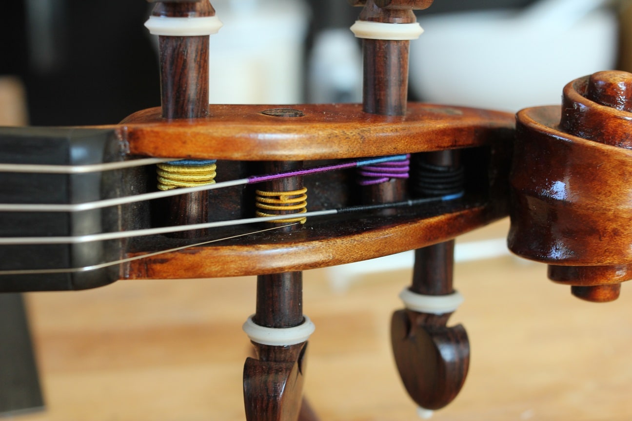 Enroulement parfait d'une corde sur une cheville de violon