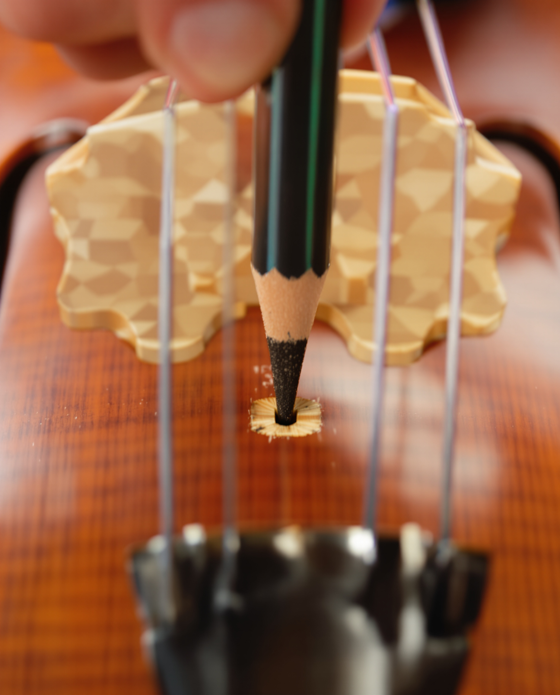 Application du crayon graphite sur la rainure du chevalet du violon