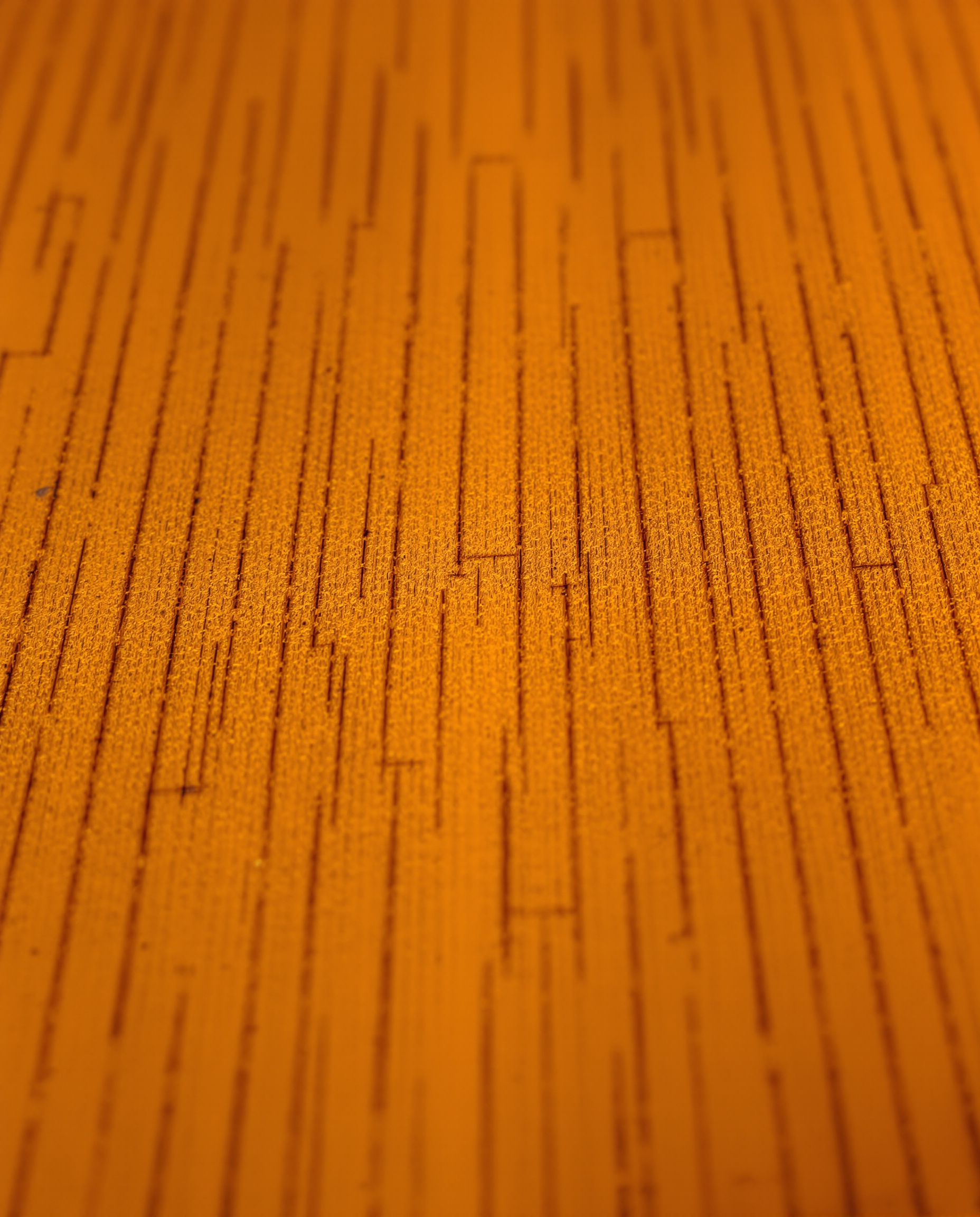 Gros plan sur la texture d'une table d'harmonie en épicéa, montrant le grain du bois vivant