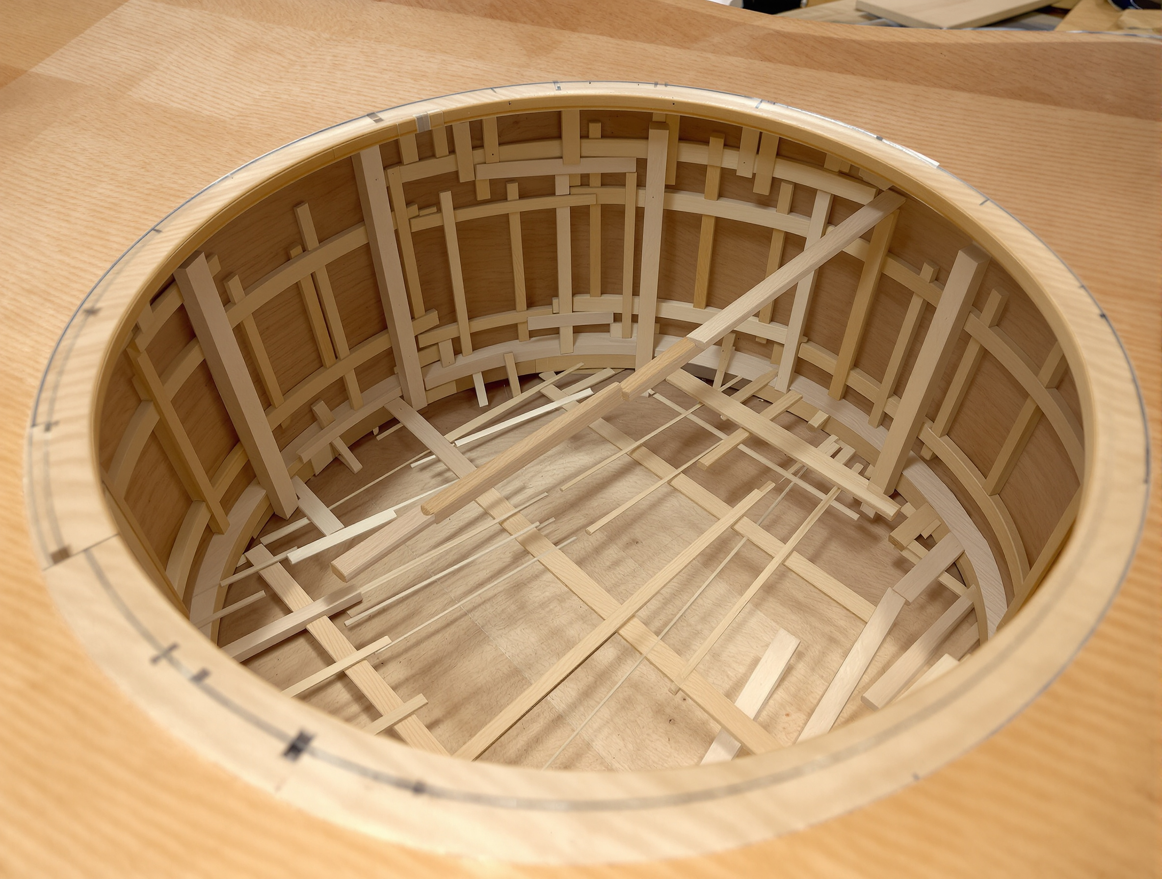 Structure intérieure d'un barrage en épicéa sous une table d'harmonie