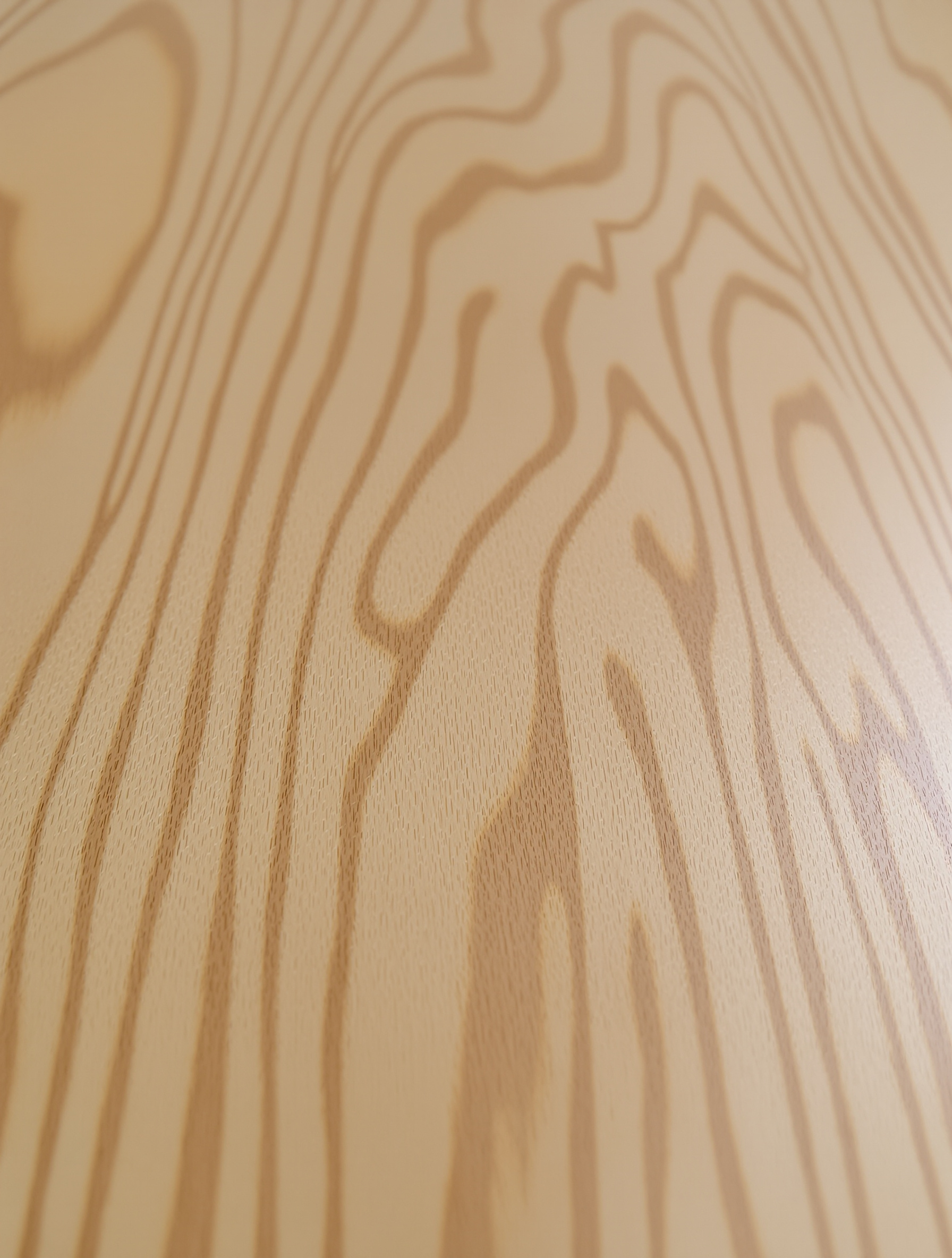 Table d'harmonie en épicéa avec des marques de 'griffes d'ours' (bear claw), une imperfection visuelle prisée pour ses qualités acoustiques.